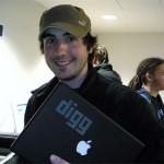 Kevin Rose fundador de Digg con Macbook