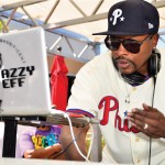 Dj Jazzy Jeff con MacBook y vinilos personalizados