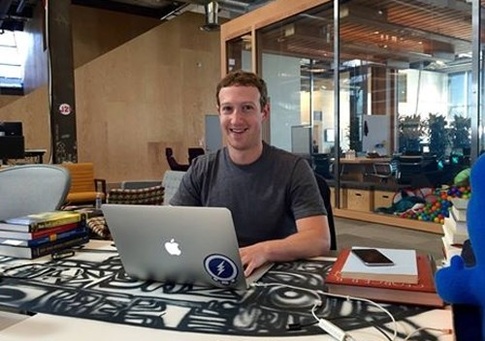 Mark Zuckerberg con macbook
