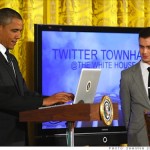 Obama con macbook escribiendo primer tweet