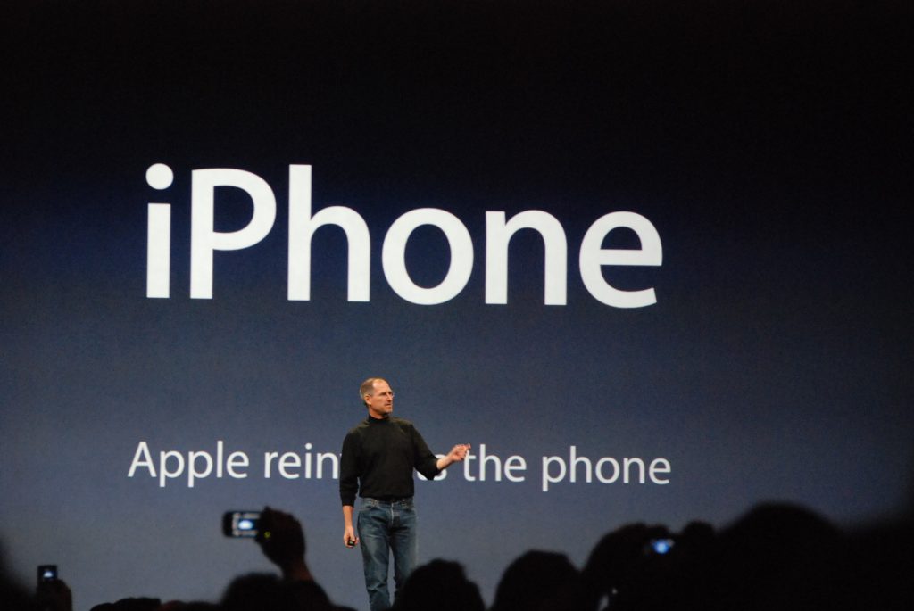 Steve Jobs presentando el primer iPhone