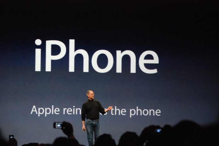 Steve Jobs presentando el primer iPhone Steve Jobs presentando el primer iPhone