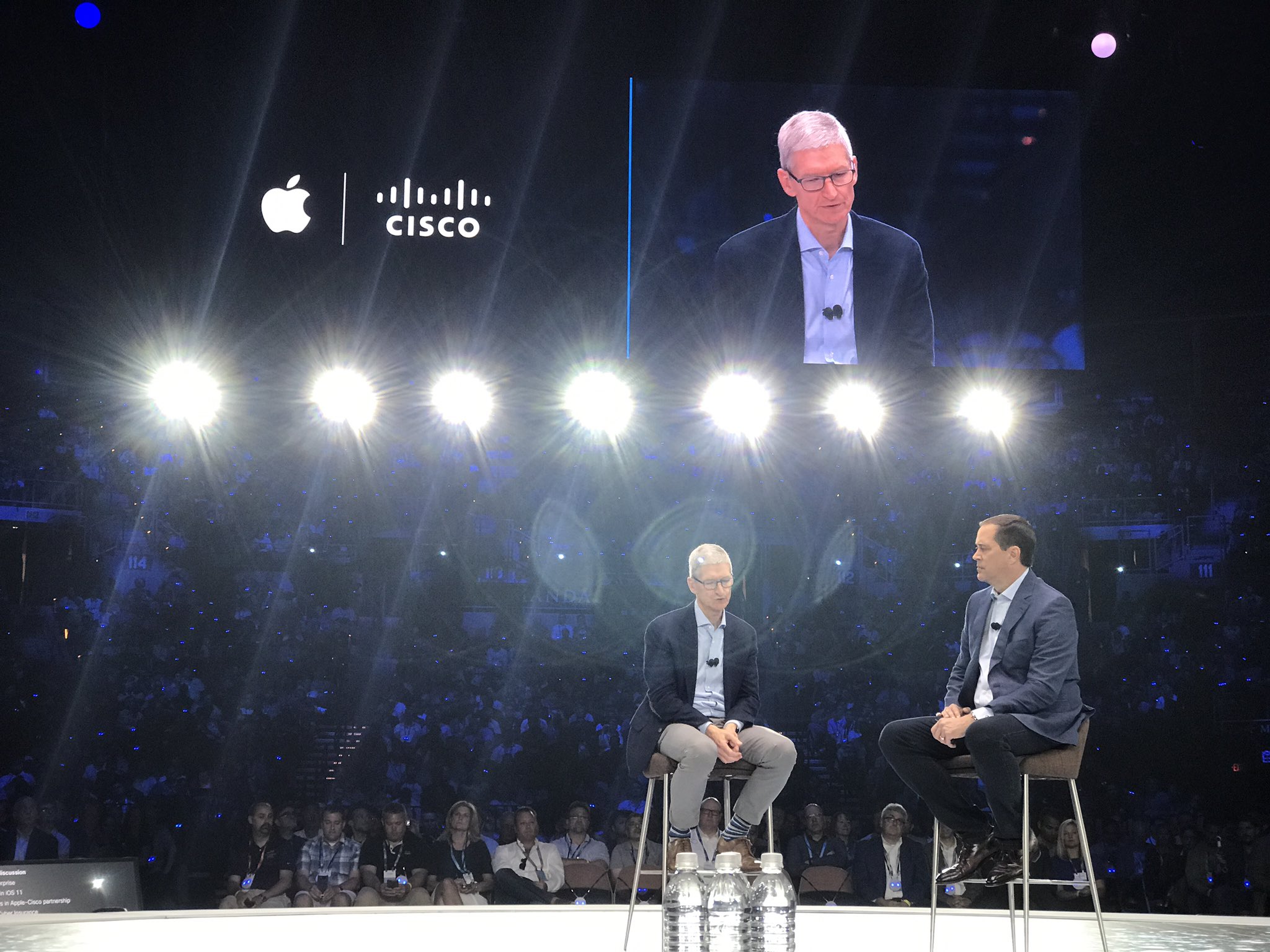 Tim Cook y Chuck Robbins
