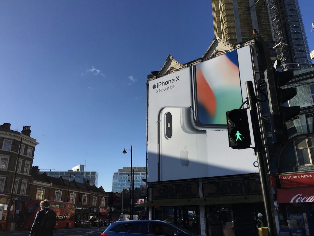 Cartel del iPhone X en London | Via @FarrugiaJose (Vía The Apple Post)