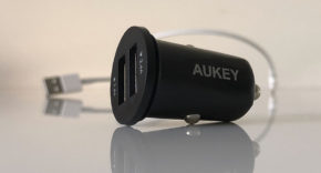 cargador de coche Aukey con doble puerto USB