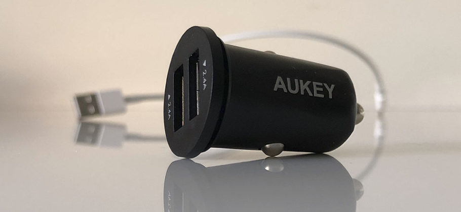 cargador de coche Aukey con doble puerto USB