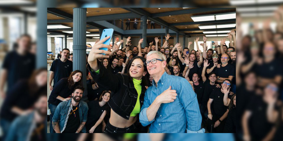 Rosalía y Tim Cook en la Apple Store de Madrid