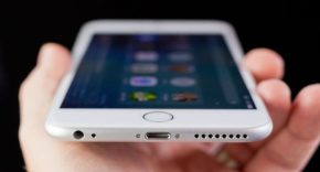 limpiar el puerto Lightning de un iPhone