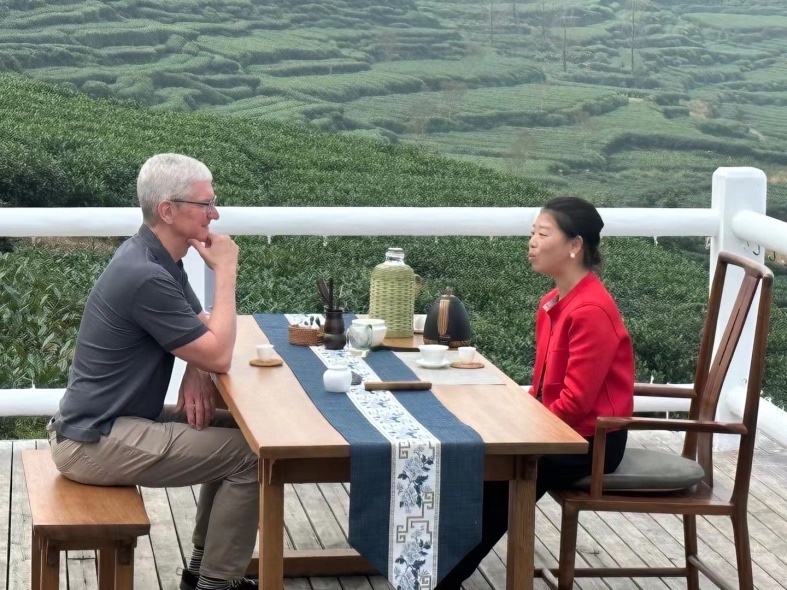 Tim Cook visita una granja de té en Ya'an, provincia de Sichuan en China