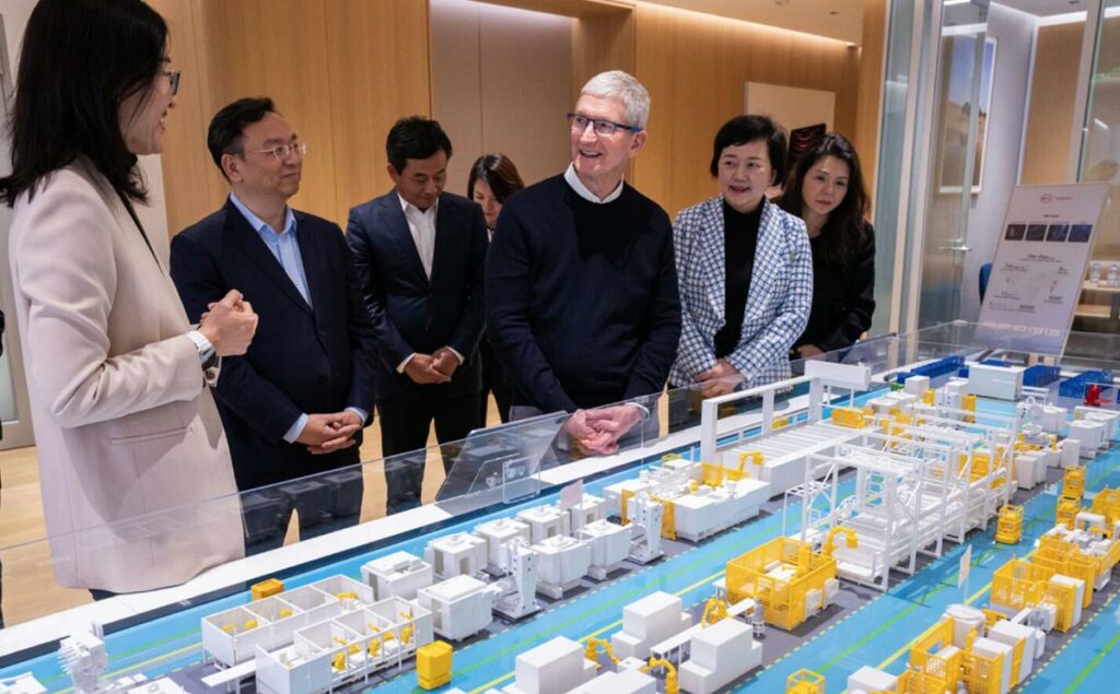 Tim Cook se reunió esta semana en Shangai con varios proveedores como Wang Chuanfu de BYD Electronics, Lens Technology y Shenzhen.