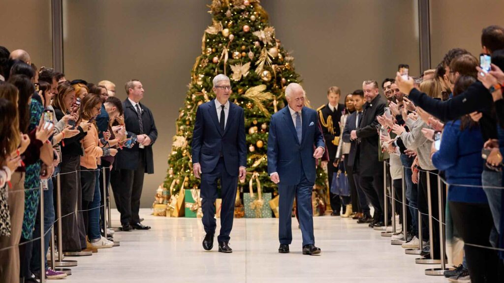 Su Majestad el Rey Carlos III visita la sede de Apple en el Reino Unido