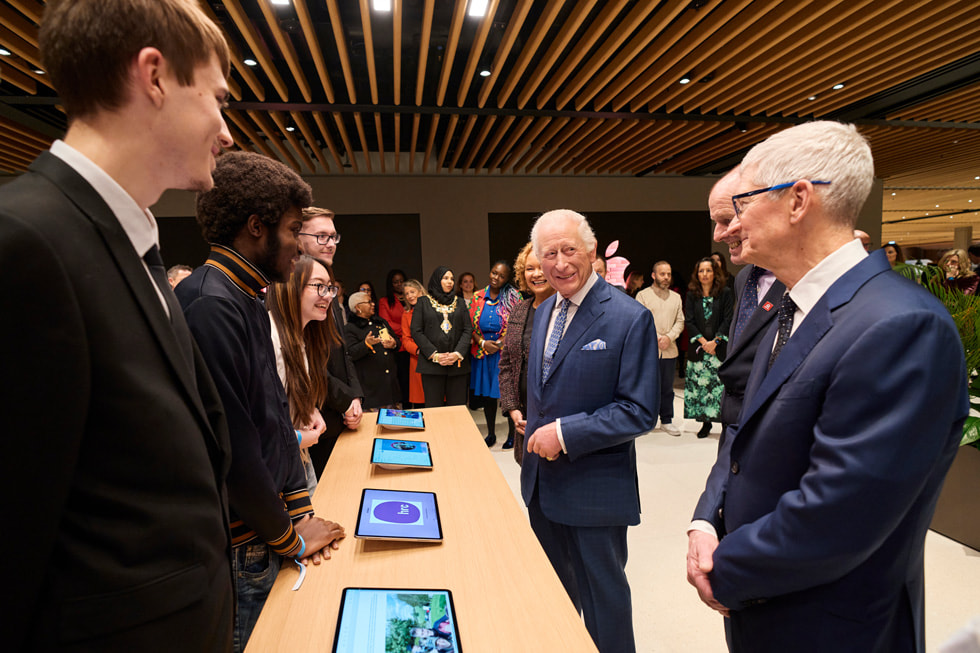 El rey Carlos y Tim Cook en la oficina de Apple en Battersea en Londres