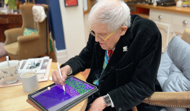 David Hockney dibujando árboles de Navidad más grandes en su iPad, noviembre de 2023