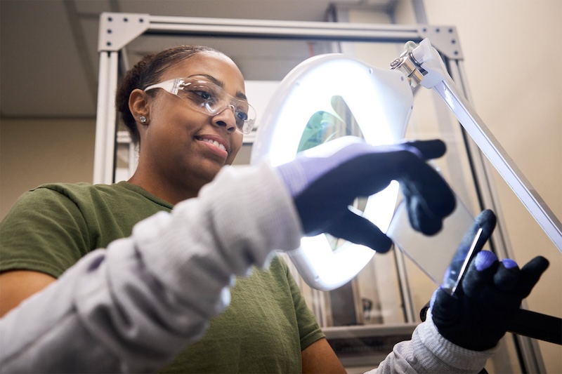La asociación de Apple con Corning es parte de su compromiso de invertir más de 600 mil millones de dólares en Estados Unidos durante los próximos cuatro años. (Imagen: Apple)