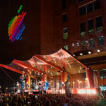 Mumford & Sons actúan en Apple Battersea en Londres por el 50 aniversario de Apple.