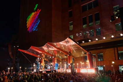 Mumford & Sons actúan en Apple Battersea en Londres por el 50 aniversario de Apple.