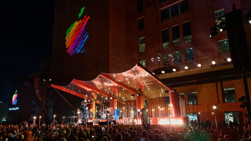 Mumford & Sons actúan en Apple Battersea en Londres por el 50 aniversario de Apple.