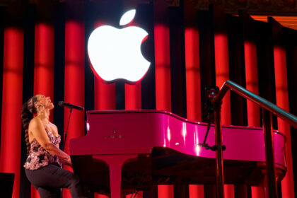 Alicia Keys y Apple 50 aniversario