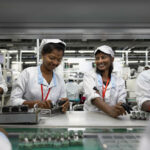 El nuevo Centro de Formación de Apple en Bengaluru ofrece cursos y programas de capacitación para personas de toda la cadena de suministro de Apple en la India.