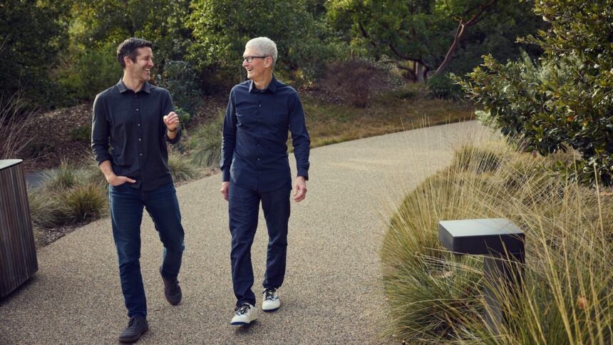Tim Cook y John Ternus