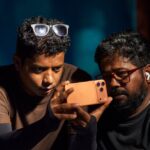 El director de fotografía Naseem Azad (izquierda) y el cineasta Robin Joy usan el modo Acción en el iPhone 17 Pro Max para mantener la estabilidad del cuadro.