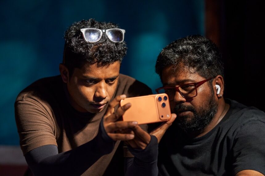 El director de fotografía Naseem Azad (izquierda) y el cineasta Robin Joy usan el modo Acción en el iPhone 17 Pro Max para mantener la estabilidad del cuadro.