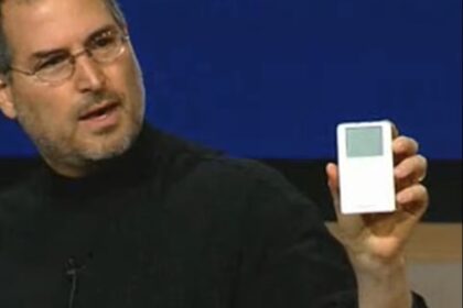Steve Jobs y el iPod en 2001