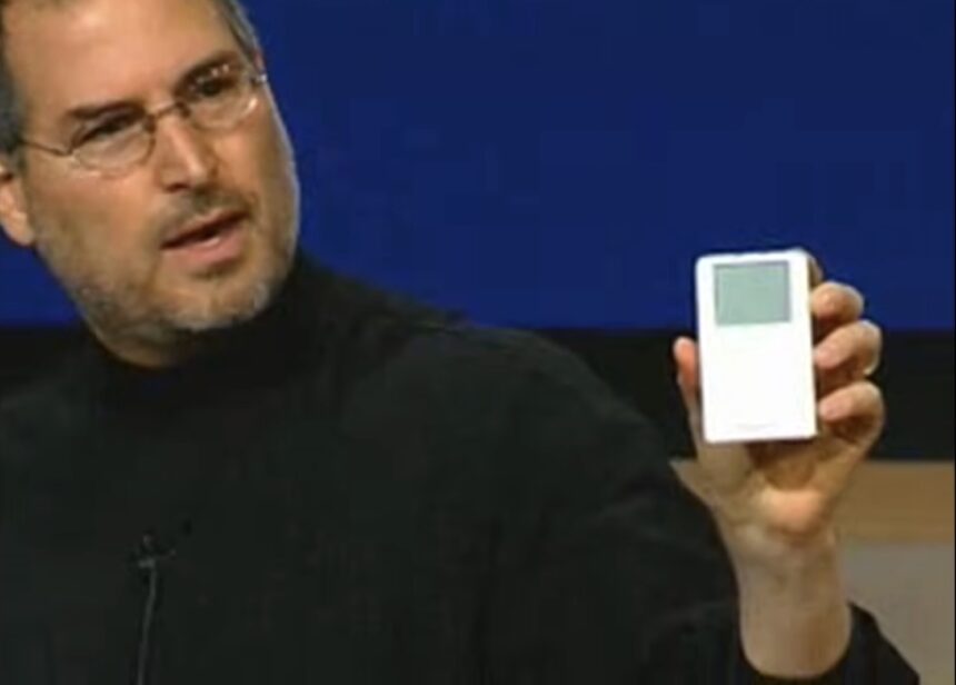 Steve Jobs y el iPod en 2001