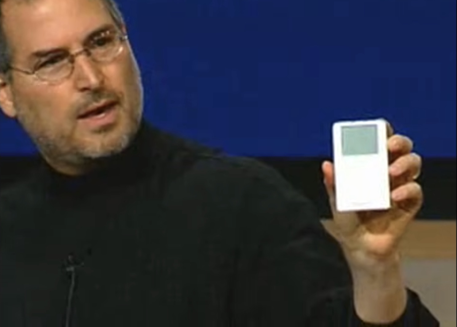 Steve Jobs y el iPod en 2001